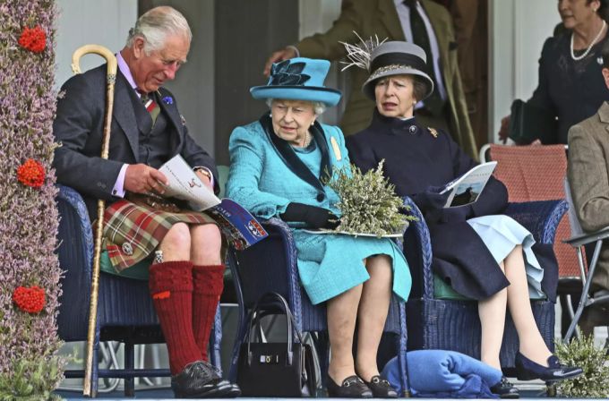 Auch Prinz Charles ist längst nicht mehr der Jüngste. Bewahrheitet sich die Theorie von Pail Dampier, wird der älteste Sohn der Queen mit 72 Jahren die royalen Aufgaben übernehmen. queen