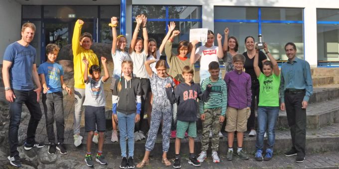 Die Klasse LIEBICHFARINA ist stolz auf den Sieg in der Abfallkübel-Trophy. Abfallkübel-Trophy