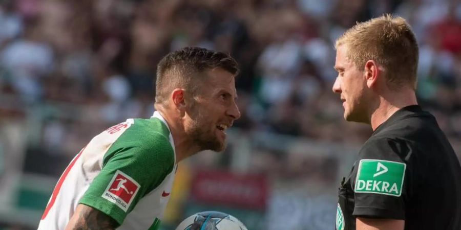 Der FC Augsburg muss möglicherweise weiter auf Daniel Baier (l) verzichten. Foto: Stefan Puchner