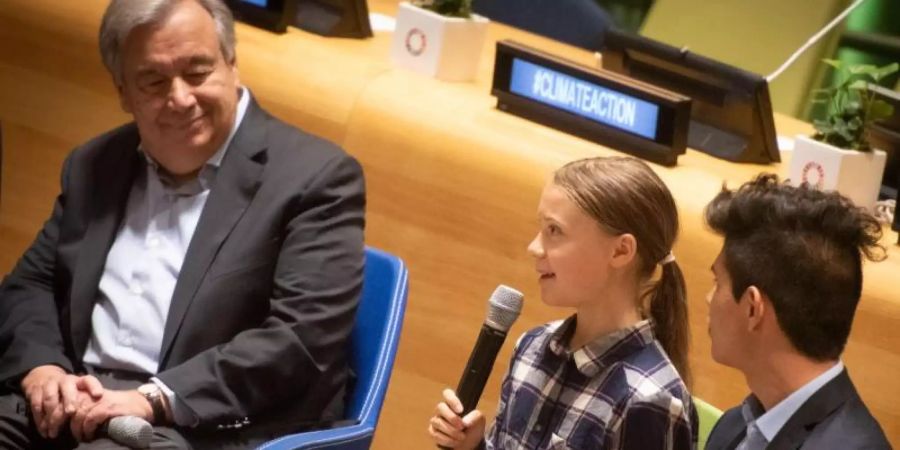 Greta Thunberg spricht beim UN-Jugendklimagipfel in New York. Neben ihr sitzt UN-Generalsekretär António Guterres. Foto: Carina Karlovits/BUNDESHEER