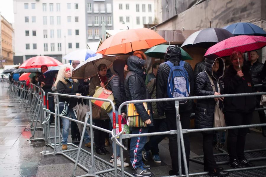 Im Regen vor dem Stephansdom drängten sich die Menschenmassen.