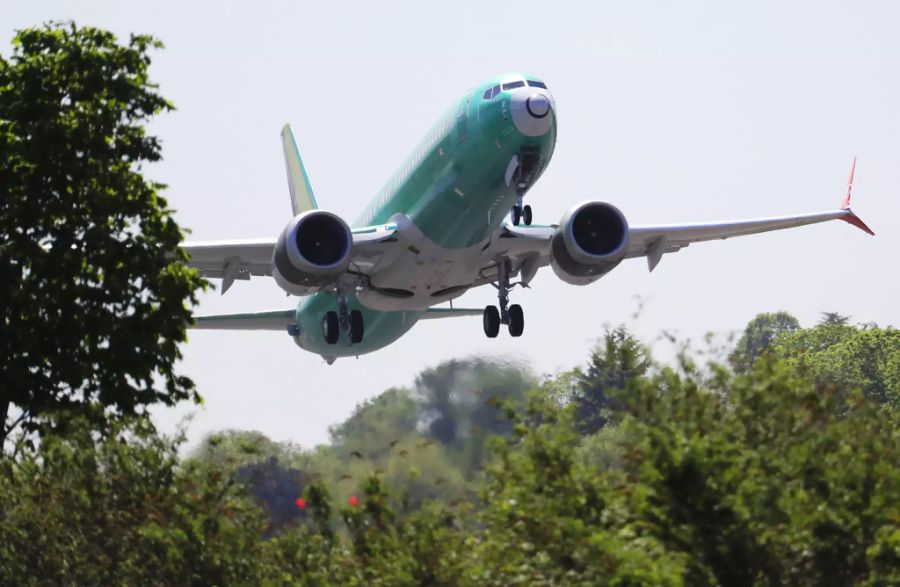 Die 737 MAX von Boeing dürfen beispielsweise seit März nicht mehr fliegen, weil eine Maschine kurz nach dem Start einen Teil der Kabinenwand verlor. (Archivbild)