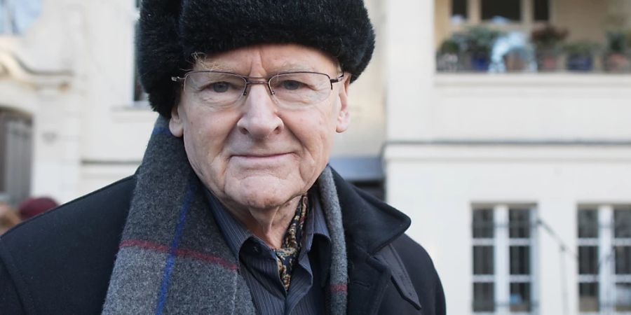 ARCHIV - Der Schriftsteller Gerhard Wolf ist bei einer Gedenkveranstaltung für seine Ehefrau, der Schriftstellerin Christa Wolf, am 29.11.2016 vor dem Haus Amalienpark 7 in Berlin-Pankow. Der Schriftsteller Gerhard Wolf ist im Alter von 94 Jahren gestorben. Das bestätigte eine Sprecherin des Aufbau-Verlags am Mittwoch, 08.02.2023 unter Berufung auf die Familie. Wolf, Ehemann der Schriftstellerin Christa Wolf (1929-2011), starb demnach am Dienstag, 07.02.2023 in Berlin. Foto: picture alliance / Jörg Carstensen/dpa