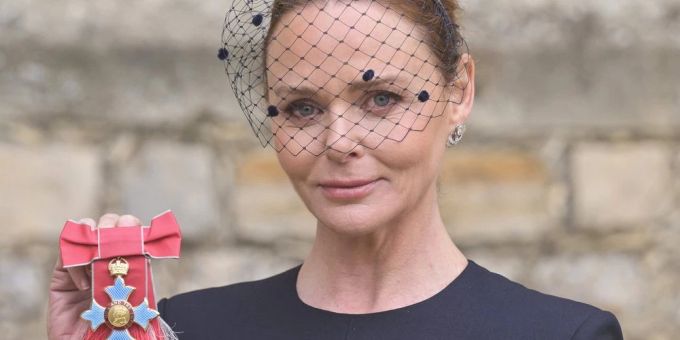 Stella McCartney nach der Verleihung auf Schloss Windsor. Stella McCartney nach der Verleihung auf Schloss Windsor.