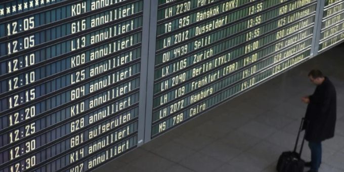 Anzeige an einem Flughafen Anzeige an einem Flughafen