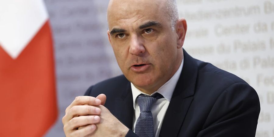 Die Neutralität muss sich laut Bundespräsident Alain Berset einen «harten Kern» bewahren. «Es geht darum, wofür sie steht: das Bekenntnis zum humanitären Recht und zu den Menschenrechten, den Schutz der Zivilbevölkerung, den Schutz der Genfer Konventionen», so Berset. (Archivbild)