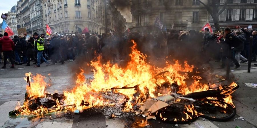 Brennende Barrikade in Paris