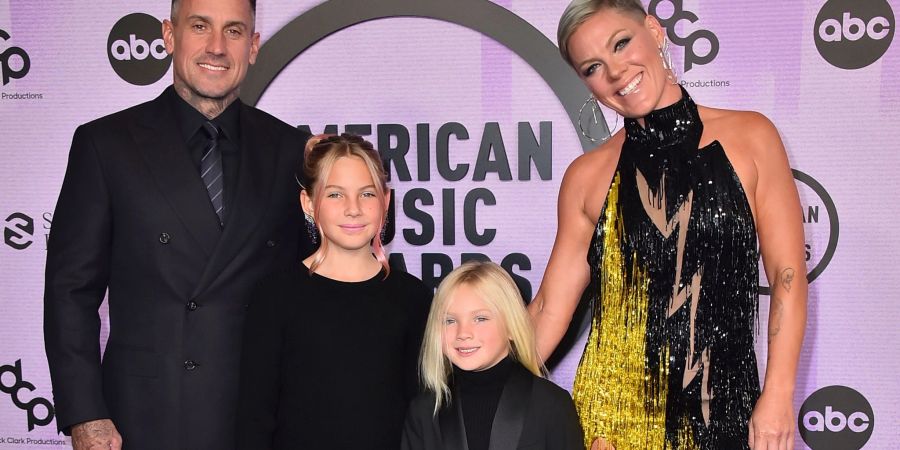 Carey Hart (l), Pink (r) und ihre Kinder Willow Sage Hart (2.v.l) und Jameson Moon Hart bei den American Music Awards 2022.