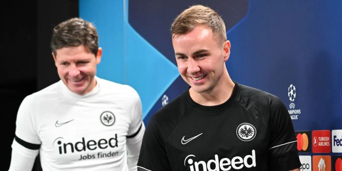 Champions League, vor dem Achtelfinal-Hinspiel Eintracht Frankfurt gegen SSC Neapel. Mario Götze (r) und Cheftrainer Oliver Glasner kommen zur Pressekonferenz von Eintracht Frankfurt. mario götze