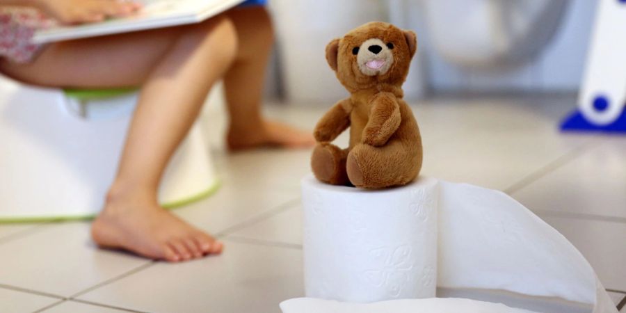 Entdecken Eltern nach den Töpfchengang ihres Kindes Blut im Stuhl, muss sie das nicht unbedingt beunruhigen - aber sie sollten es abklären lassen.