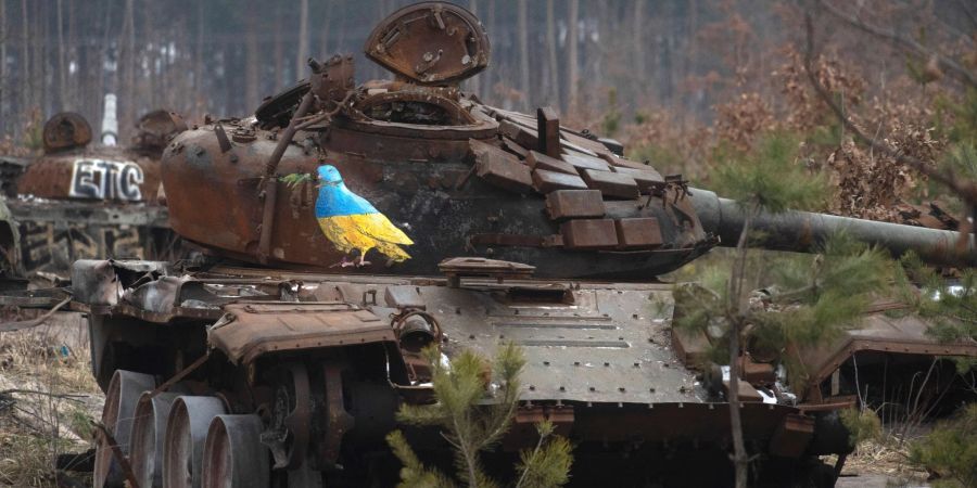 Ein Kunstwerk des Strassenkünstlers TvBoy auf einem Panzer zeigt eine Taube mit einem Olivenzweig.