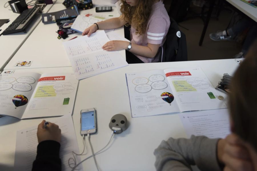 Die Kinder lassen sich durch Smartphones und Smartwatches ablenken, so eine Lehrerin. (Symbolbild)