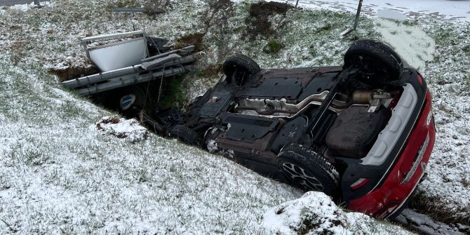 Oberegg: Selbstunfall auf verschneiter Strasse