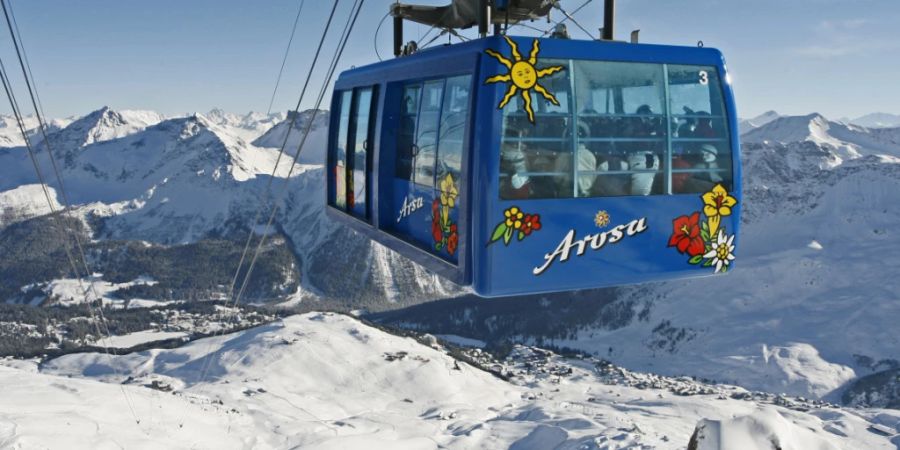 Die Arosa Bergbahnen haben Saison-Skipässe im Wert von 550 Franken an Lokalpolitikerinnen und Lokalpolitiker und Mitglieder von Behörden gratis abgegeben. (Archivbild)