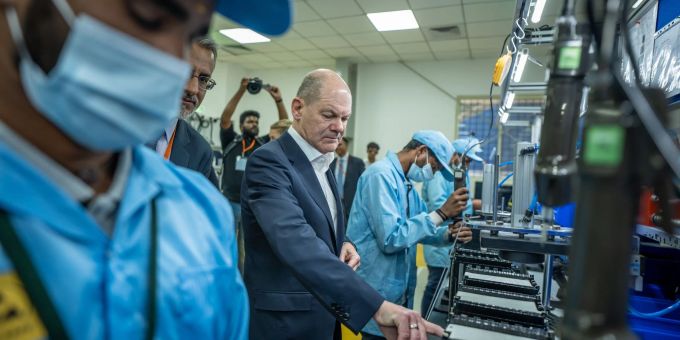 Bundeskanzler Scholz besichtigt das Unternehmen Sun Mobility im indischen Silicon Valley Bengaluru. Bundeskanzler Scholz besichtigt das Unternehmen Sun Mobility im indischen Silicon Valley Bengaluru.