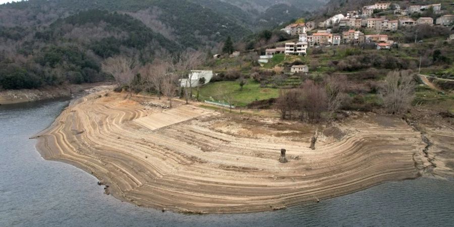 Gesunkener Wasserstand des Tolla-Sees auf Korsika