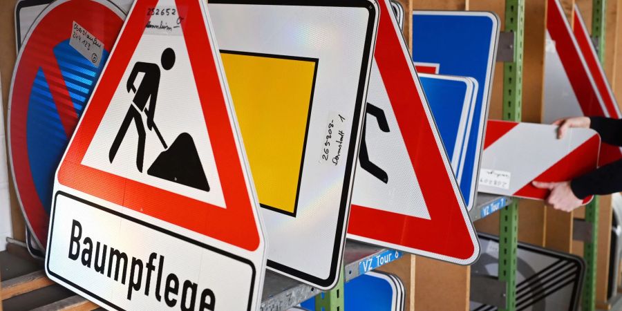 Bei der Firma Kurt Ries GmbH Schilderfabrik stehen in einem Regal fertig produzierte Verkehrsschilder, die für den Versand bestimmt sind.