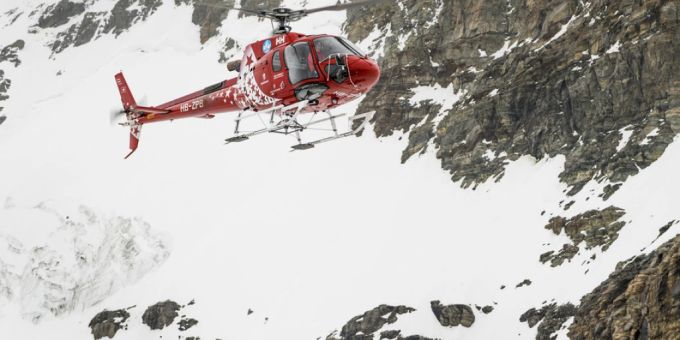 Bei einem Suchflug mit einem Helikopter der Air Zermatt wurde die Leiche des vermissten Mannes in steilem Gelände lokalisiert. (Archivbild) wallis