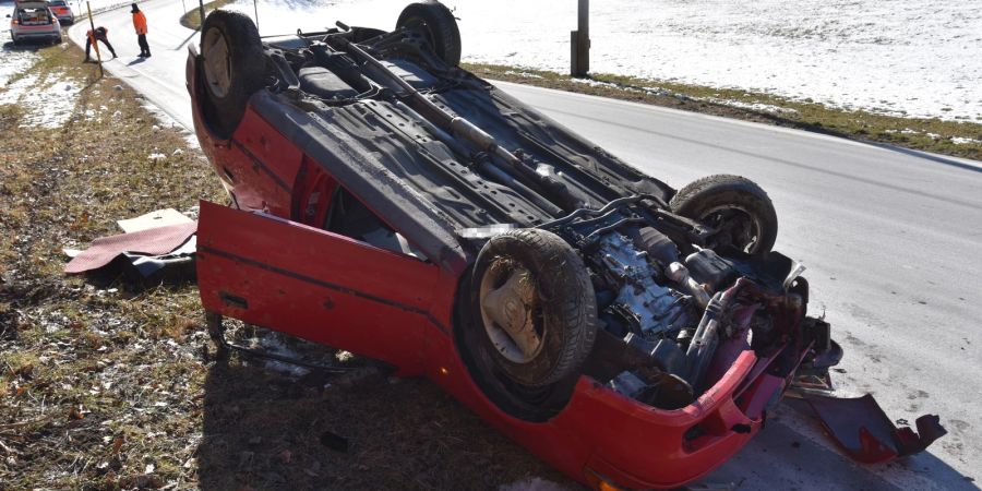 Masein: Auto überschlägt sich