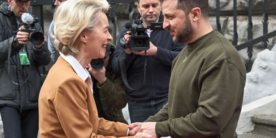 Der ukrainische Präsident Wolodymyr Selenskyj begrüsst EU-Kommissionspräsidentin Ursula von der Leyen in Kiew.