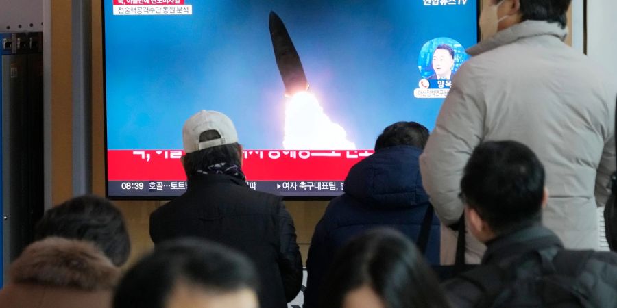 Eine Nachrichtensendung, zu sehen auf einem Bildschirm im Bahnhof von Seoul, zeigt das Archivbild eines nordkoreanischen Raketenstarts.