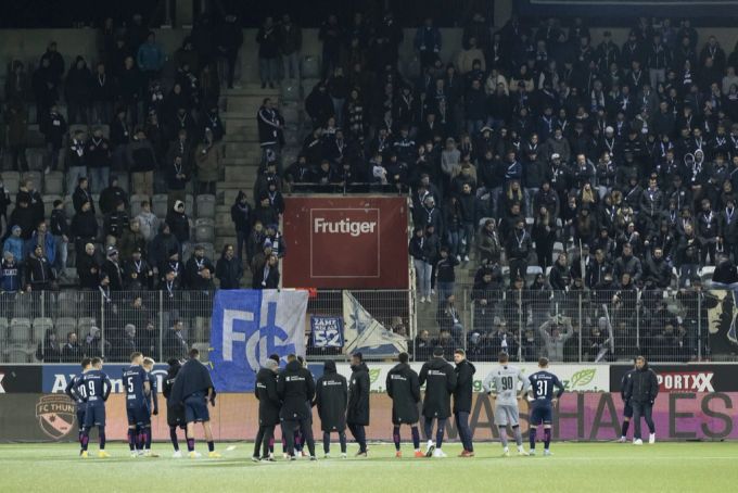Die Spieler des FC Luzern stellen sich nach dem Cup-Aus vor die mitgereisten Fans. FC Luzern