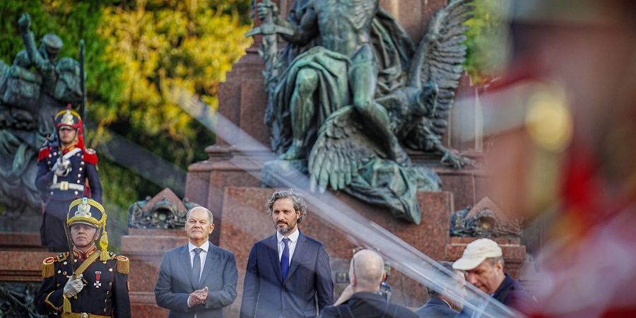 Argentiniens Aussenminister Santiago Cafiero empfängt Bundeskanzler Olaf Scholz (SPD) mit militärischen Ehren in Buenos Aires.