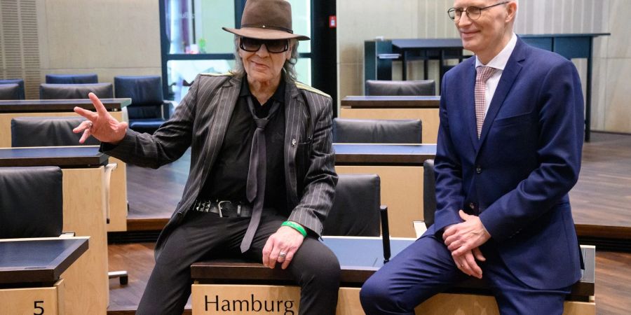 Udo Lindenberg (l) neben dem Ersten Bürgermeister von Hamburg, Peter Tschentscher, im Plenarsaal des Bundesrats.