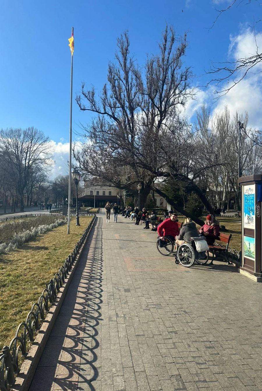 Menschen in Odessa geniessen die Sonne am 22. Februar 2023.