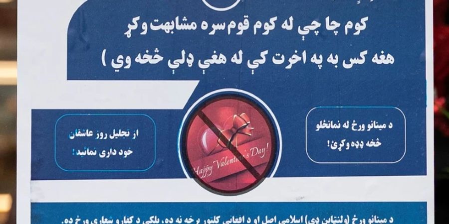 Ein Poster der Taliban-Führung in einem Blumenladen in Kabul