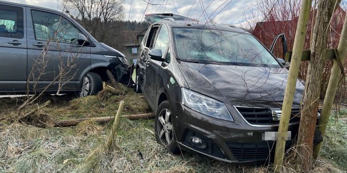 Bei der Kollision wurden drei Kinder leicht verletzt. Bei der Kollision wurden drei Kinder leicht verletzt.