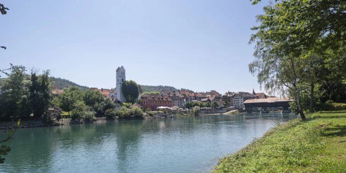 Die Aare, die Altstadt, die reformierte Kirche und die Holzbrücke über der Aare in Büren an der Aare. Die Aare, die Altstadt, die reformierte Kirche und die Holzbrücke über der Aare in Büren an der Aare.