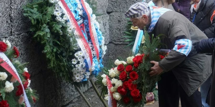 Ein Holocaust-Überlebender legt 2020 in Auschwitz einen Kranz ab. Viele fühlen sich aktuell an damals erinnert.