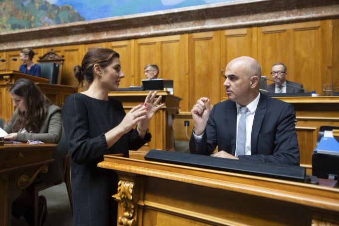 Flavia Wasserfallen (SP/BE) diskutiert mit Bundesrat Alain Berset (SP) während der Herbstsession 2022 im Nationalratssaal. Wasserfallen Berset Nationalrat