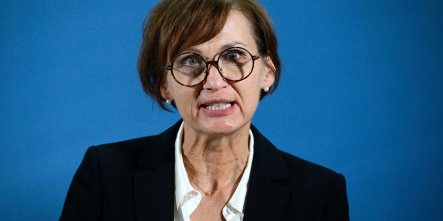 «Wir müssen endlich an die strukturellen Probleme ran. Das wird nur mit einer neuen Form und Kultur der Zusammenarbeit mit allen Beteiligten gehen. Wir müssen ein Team Bildung aufstellen, statt mit dem Finger auf andere zu zeigen», sagt Bettina Stark-Watzinger (FDP).