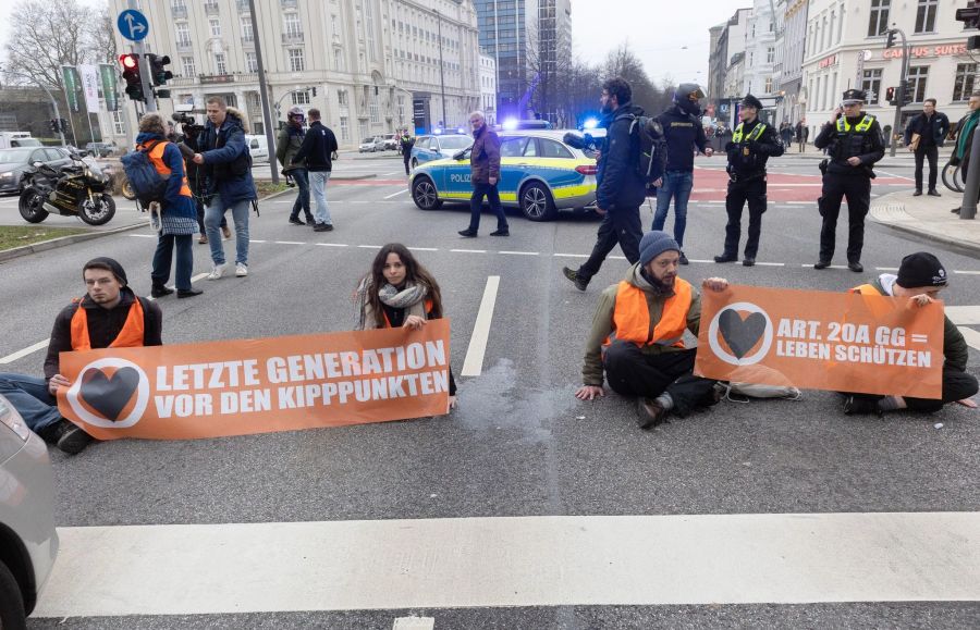 Oft kleben sich die Protestanten auf den Asphalt.