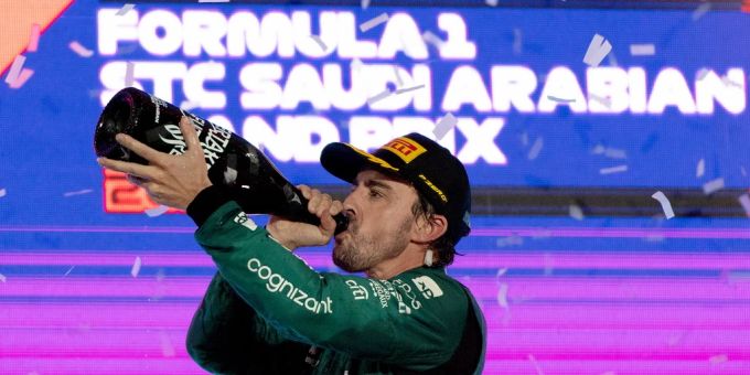 Der drittplatzierte Spanier Fernando Alonso (Aston Martin) jubelt während der Siegerehrung des Großen Preises von Saudi-Arabien auf dem Jeddah Corniche Circuit, Saudi-Arabien, am 19. März 2023. f1 rennen saudi arabien