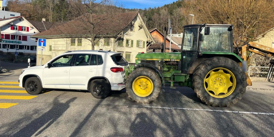 Bronschhofen: Traktor prallt in Auto