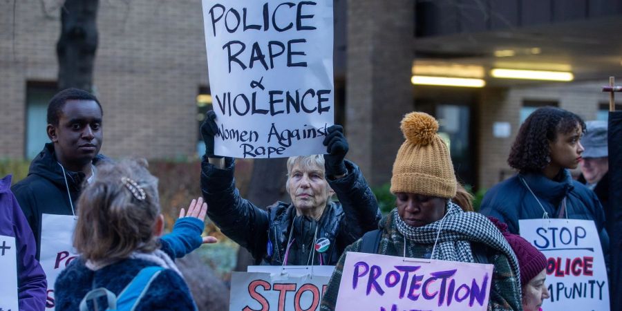 Demonstranten hatten sich im Februar vor dem Southwark Crown Court vor der Strafmassverkündung im Fall eines Londoner Polizisten versammelt, der wegen der Vergewaltigung etlicher Frauen angeklagt ist.