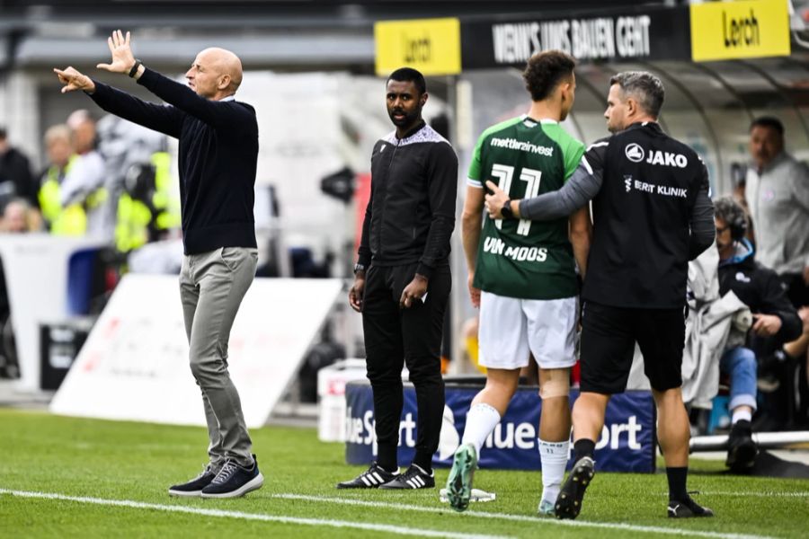 Von Moos zieht von dannen während sein Trainer Peter Zeidler auf den Rückschlag zu reagieren.