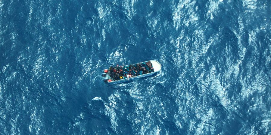 Dieses von der humanitären Organisation Sea-watch zur Verfügung gestellte Bild zeigt Menschen in Seenot auf dem Mittelmeer.