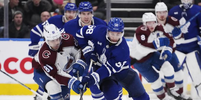 Denis Malgin von den Colorado Avalanche und Michael Bunting von den Toronto Maple Leafs kämpfen um den Punk. (Frank Gunn/The Canadian Press via AP) NHL
