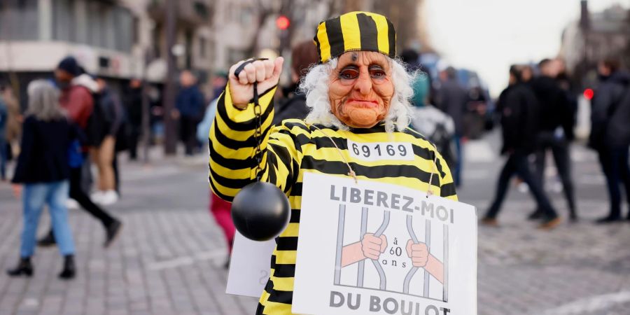 «Befreie mich mit 60 von der Arbeit» steht auf diesem Plakat einer Demonstrantin in Nantes.