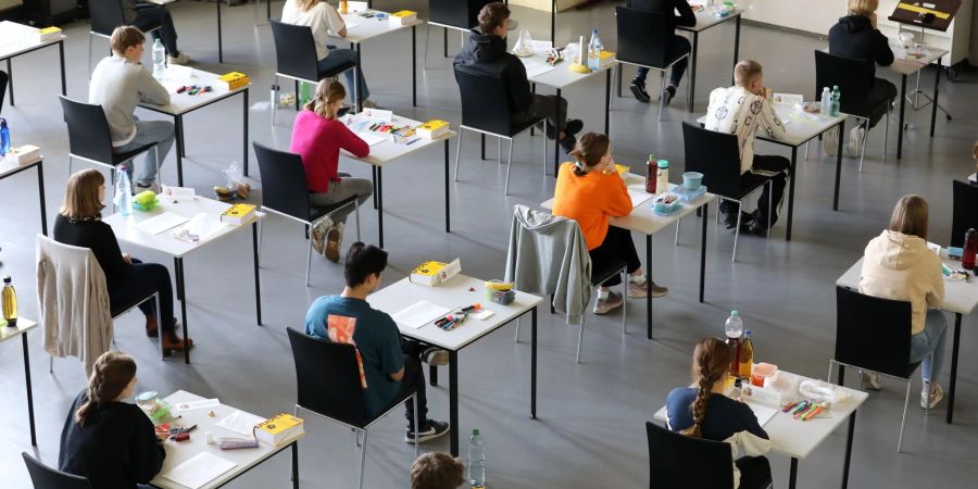 Abiturprüfung in einem Gymnasium in Rostock.