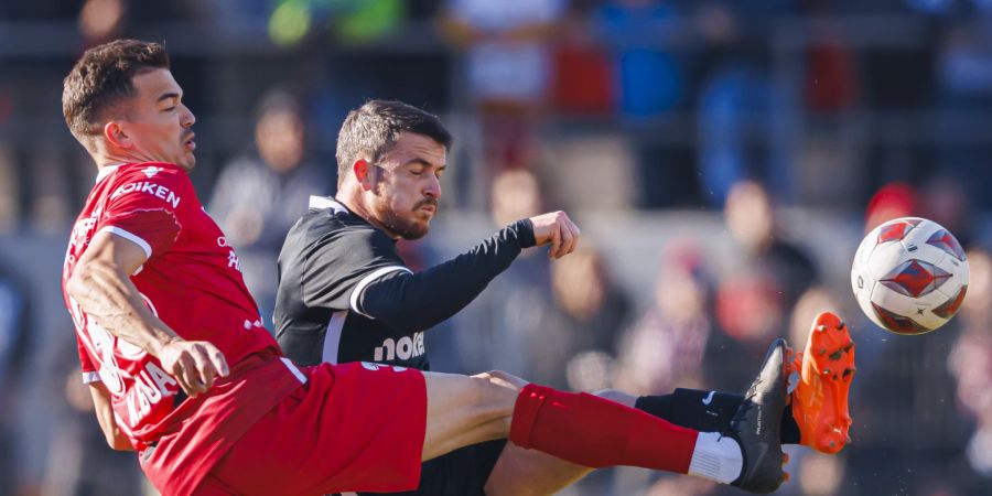 Sions Kevin Bua im Duell mit Zürichs Adrian Guerrero.