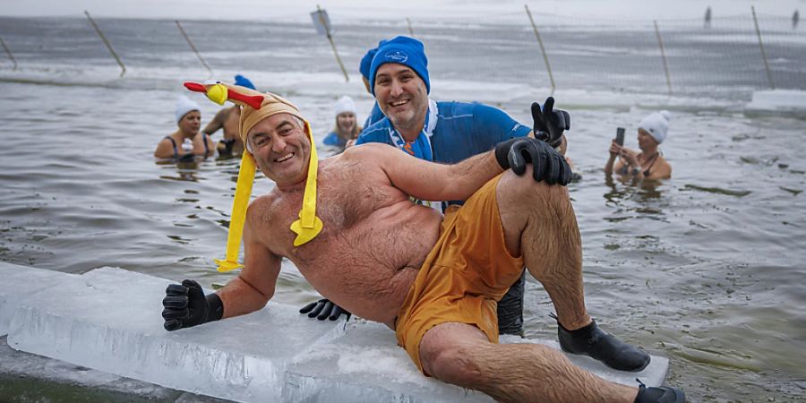 Schwimmer zelebrieren am Kälte-Fest in La Brévine NE die eisigen Temperaturen.