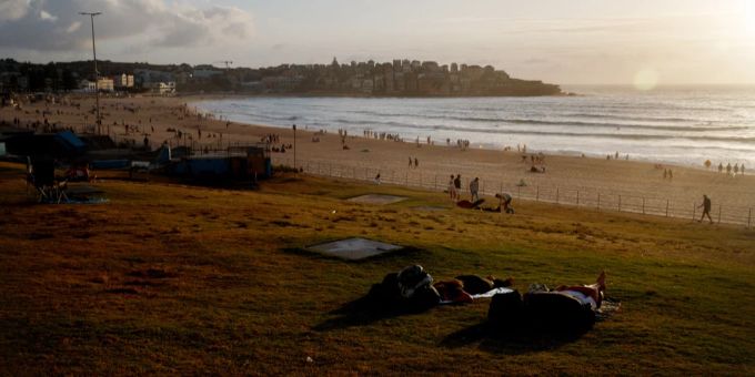 Nachtschwärmer beobachten den Sonnenaufgang am Neujahrstag am Bondi Beach in Sydney, Australien, 01. Januar 2023. Bondi Beach