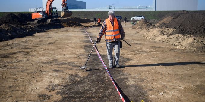 Thomas Voigt ist ehrenamtlicher Bodendenkmalpfleger beim Landesamt für Denkmalpflege und Archäologie Sachsen-Anhalt. Hier geht er mit einem Metalldetektor eine Grubenlinie ab. Sie stammt aus der Bronzezeit und ist etwa 3000 Jahre alt. Die einzelnen Gruben sind 50 bis 60 Zentimeter tief. Thomas Voigt ist ehrenamtlicher Bodendenkmalpfleger beim Landesamt für Denkmalpflege und Archäologie Sachsen-Anhalt. Hier geht er mit einem Metalldetektor eine Grubenlinie ab. Sie stammt aus der Bronzezeit und ist etwa 3000 Jahre alt. Die einzelnen Gruben sind 50 bis 60 Zentimeter tief.
