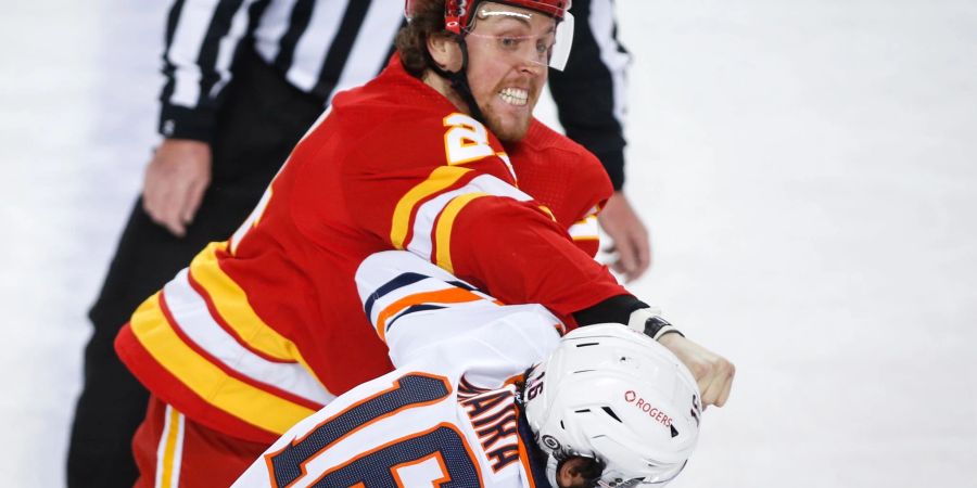 Brett Ritchie von den Calgary Flames tauscht Teams mit seinem Bruder.