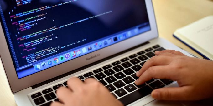 Eine Teilnehmerin arbeitet in Berlin bei einem Programmierkurs an einem Laptop. Eine Teilnehmerin arbeitet in Berlin bei einem Programmierkurs an einem Laptop.